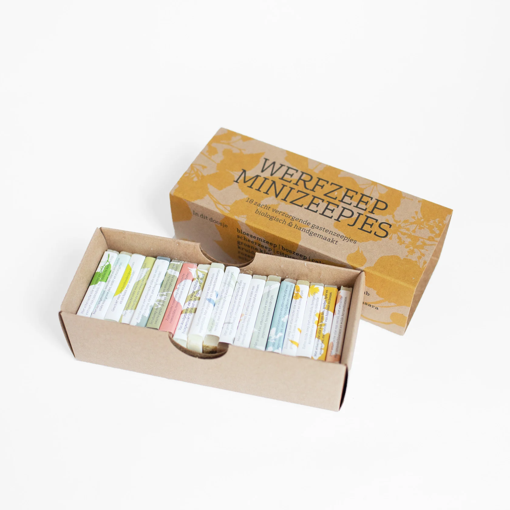 De Werfzeep Cadeaudoos – Minizeepjes (18 stuks) is een prachtige selectie van achttien ambachtelijke, natuurlijke zepen van Werfzeep in mini-formaat. Perfect om cadeau te doen, uit te proberen of mee te nemen op reis. Elk stukje zeep is handgemaakt met biologische ingrediënten en vrij van palmolie, synthetische geurstoffen en conserveringsmiddelen.