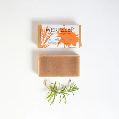 De Werfzeep Rozemarijnshampoo is een milde, natuurlijke shampoo in vaste vorm. Met de verzorgende kracht van rozemarijnreinigt en stimuleert deze shampoo de hoofdhuid, versterkt het haar en laat een frisse, natuurlijke geur achter. Ideaal voor dagelijks gebruik en geschikt voor alle haartypes.