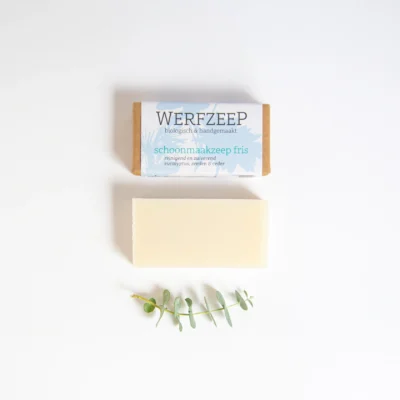 Werfzeep Schoonmaakzeep Fris biedt een milde, effectieve reiniging voor huishoudelijke oppervlakken en handen. Met natuurlijke ingrediënten verwijdert deze zeep vuil en vet zonder de huid of het milieu te belasten. Ideaal voor dagelijks gebruik in keuken, badkamer en andere ruimtes.