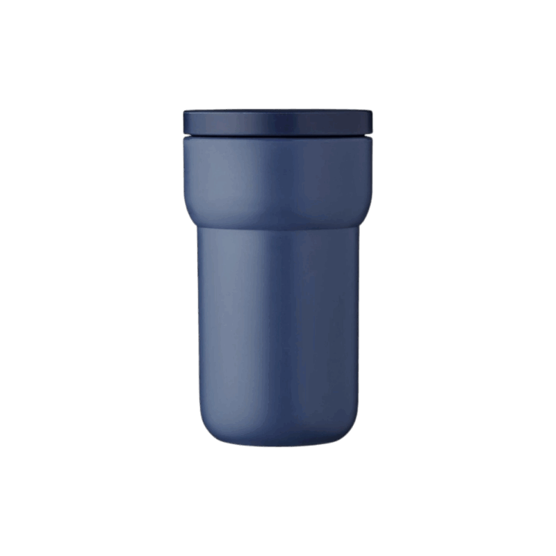 De Mepal Reisbeker Ellipse 275ml is de ideale metgezel voor onderweg — stijlvol, lekvrij en duurzaam. Of je nu koffie, thee of een smoothie meeneemt, deze compacte beker houdt je drankje veilig en op temperatuur. De siliconen ring zorgt voor een stevige grip, terwijl het slimme draaisysteem morsen voorkomt. Perfect voor onderweg, op kantoor of tijdens een wandeling | Nordic Denim