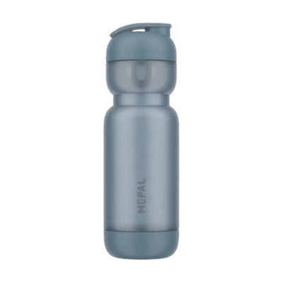 De Mepal Shakebeker 800ml is ideaal voor smoothies, eiwitshakes of andere dranken — veilig, lekvrij en stijlvol. Dankzij het slimme draaisysteem en de siliconen afdichting neem je je drankje overal mee, zonder morsen. Perfect voor onderweg, naar de sportschool of op kantoor | Frost Blue