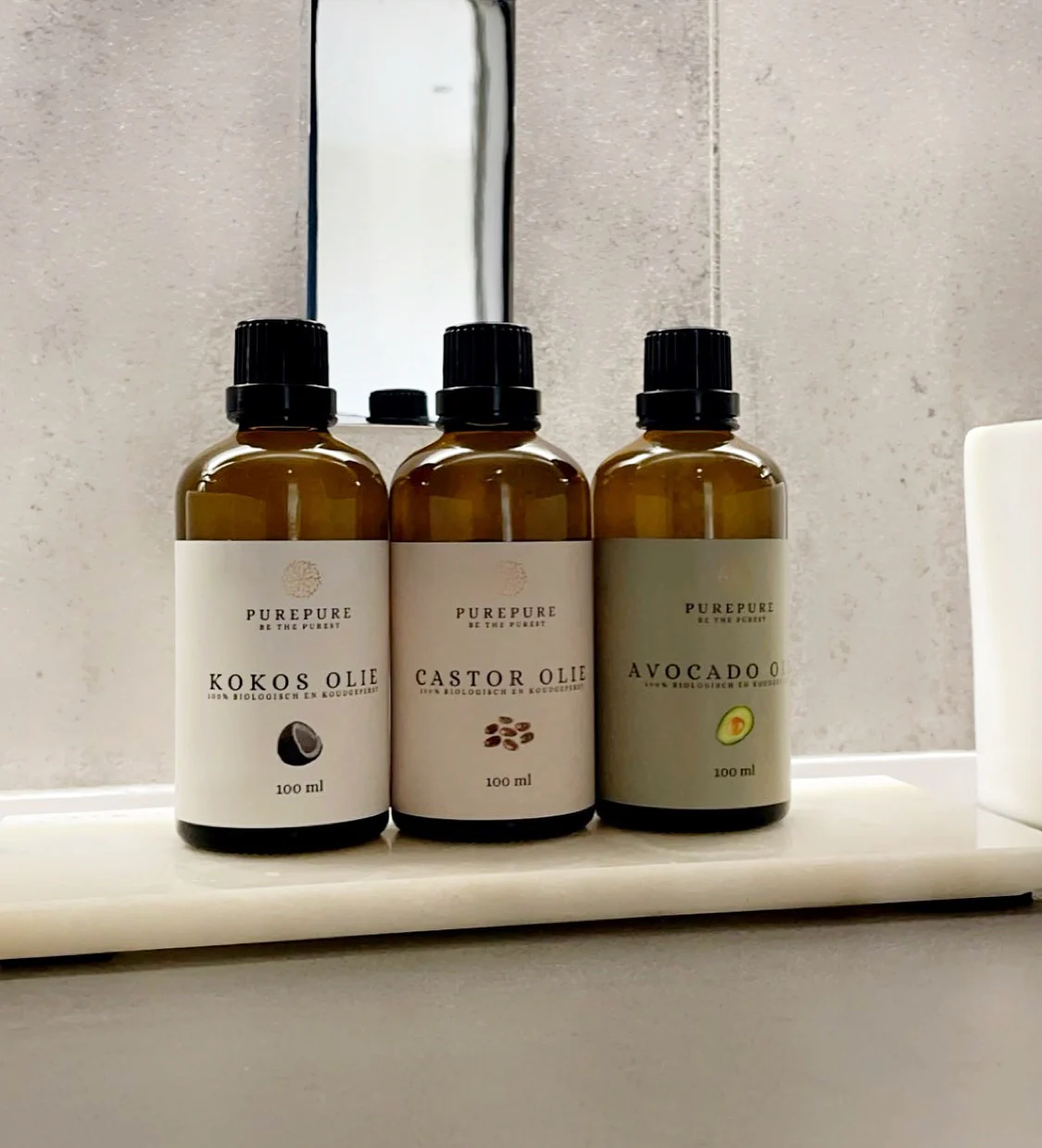 PUREPURE Castorolie Bio Koudgeperst is een 100% pure, biologische olie die rijk is aan ricinolzuur en onverzadigde vetzuren. Het ondersteunt de hydratatie van huid, haar en nagels en helpt droge of geïrriteerde plekken te verzachten.