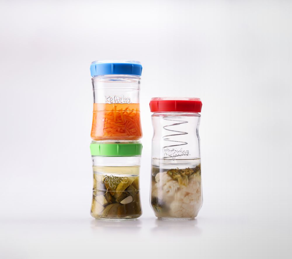 Met de Kefirko Veggie Fermenter 900ml maak je eenvoudig je eigen gefermenteerde groenten thuis. Van zuurkool tot kimchi, deze fermenter biedt voldoende ruimte en optimale omstandigheden voor een succesvolle fermentatie. Het slimme deksel en de duurzame materialen zorgen voor een probleemloze bereiding, zodat je gezond en smaakvol eten kunt creëren.