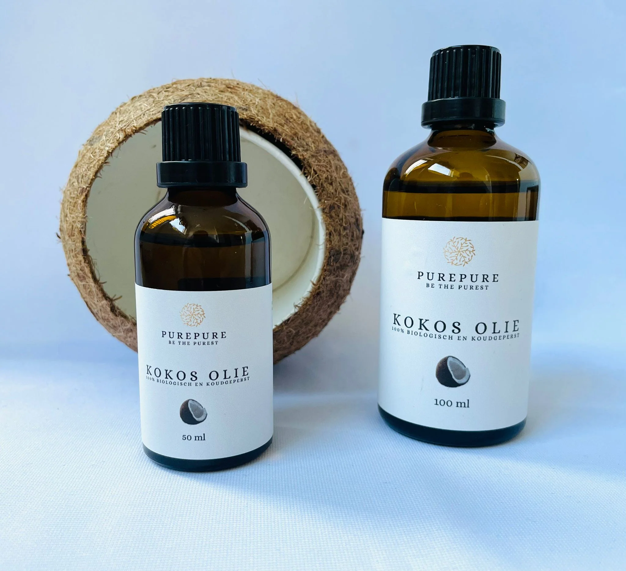 PUREPURE Kokosolie Bio Koudgeperst is een 100% pure, biologische olie die rijk is aan verzadigde vetzuren en antioxidanten. Het hydrateert intensief, verzorgt de huid en helpt droge of geïrriteerde plekken te verzachten.