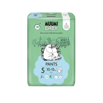 Muumi Baby Luierbroekjes Maat 5 (10-15 kg) – 38 stuks zijn speciaal ontwikkeld voor kinderen van 10 tot 15 kg. Met hun zachte, ademende materialen bieden ze maximale bescherming en comfort voor de gevoelige huid van je kleintje. De luierbroekjes combineren betrouwbare absorptie met een perfecte pasvorm, zodat je kindje droog en vrolijk blijft, ook tijdens actieve momenten.
