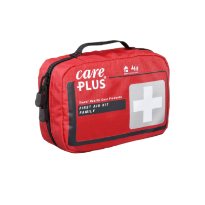 De Care Plus EHBO Set Familie is een complete en praktische EHBO‑set voor gezinnen, ideaal voor thuis, vakantie, kamperen of onderweg. Deze set bevat zorgvuldig geselecteerde materialen om veelvoorkomende verwondingen en kleine noodsituaties direct en efficiënt te behandelen. Gemaakt met het oog op overzicht, gebruiksgemak en betrouwbaarheid – zodat je met vertrouwen hulp kunt bieden wanneer het nodig is.