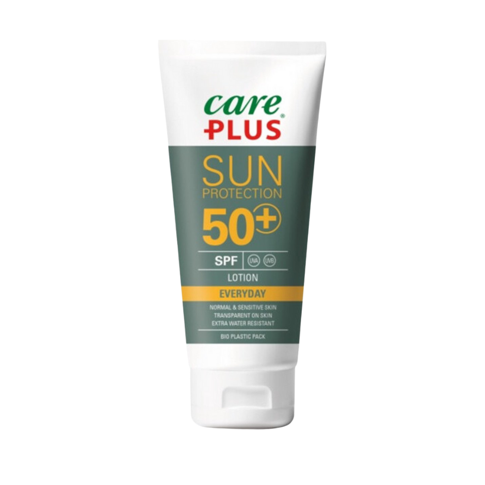 Care Plus Zonnebrand Everyday Lotion SPF50 100ml biedt zeer hoge bescherming tegen schadelijke UVA- en UVB-straling en is geschikt voor dagelijks gebruik. Deze lichte zonnebrandlotion trekt snel in, plakt niet en is ideaal voor zowel het gezicht als het lichaam. Perfect voor actieve dagen buiten, op vakantie of gewoon onderweg.