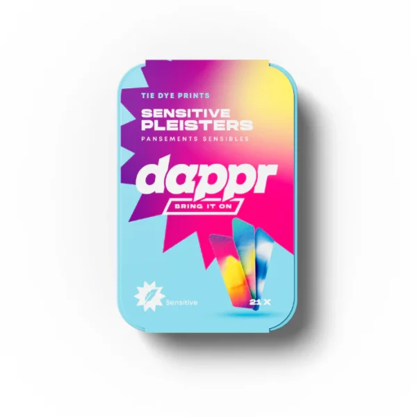 Breng kleur en een beetje vrolijkheid in je wondverzorging met de DAPPR Tie Dye Pleisters – Rainbows to the Rescue. Deze flexibele pleisters combineren comfort en bescherming met een speels tie-dye design dat zelfs een kleine schaafwond net wat minder vervelend maakt.