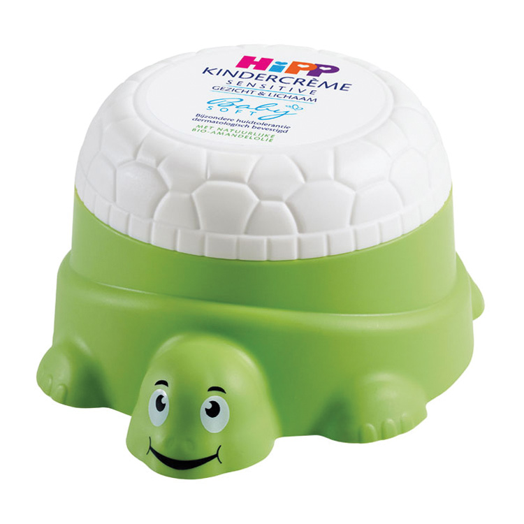 De HiPP BabySoft Bio Kindercrème Sensitive 100ml is een rijke en zachte verzorgende crème die speciaal is ontwikkeld voor de gevoelige huid van baby’s en jonge kinderen. De crème hydrateert intensief, verzacht droge plekjes en helpt de natuurlijke huidbarrière te ondersteunen, zonder de huid vet aan te laten voelen. De milde, natuurlijke geur maakt de crème prettig in gebruik voor dagelijks verzorgen. is een rijke en zachte verzorgende crème die speciaal is ontwikkeld voor de gevoelige huid van baby’s en jonge kinderen. De crème hydrateert intensief, verzacht droge plekjes en helpt de natuurlijke huidbarrière te ondersteunen, zonder de huid vet aan te laten voelen. De milde, natuurlijke geur maakt de crème prettig in gebruik voor dagelijks verzorgen.
