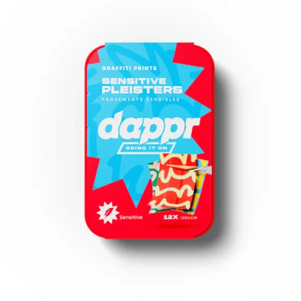 Breng avontuurlijke flair naar wondverzorging met de DAPPR Knippleisters Graffiti – een set van 12 strips met stoere graffiti-prints. Deze knippleisters zijn flexibel, huidvriendelijk en klaar om kleine sneetjes, schaafplekken en andere alledaagse beschadigingen te beschermen met karakter.