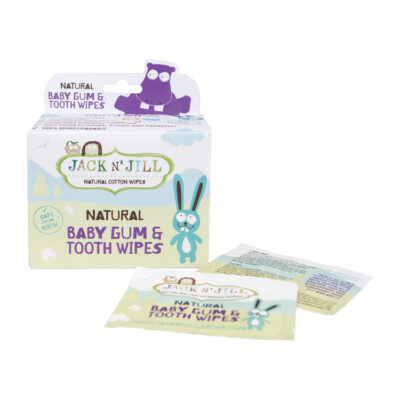De Jack N’ Jill Baby Tandvlees & Tanden Doekjes 25 stuks zijn zachte, natuurlijke doekjes voor de mondverzorging van je baby. Ze zijn speciaal ontwikkeld om tandvlees en eerste tandjes voorzichtig te reinigen zonder agressieve ingrediënten. De doekjes zijn fluoride‑, SLS‑ en suiker‑vrij en veilig bij doorslikken, waardoor een zachte en zorgeloze verzorgingsroutine mogelijk is vanaf de eerste tandjes.