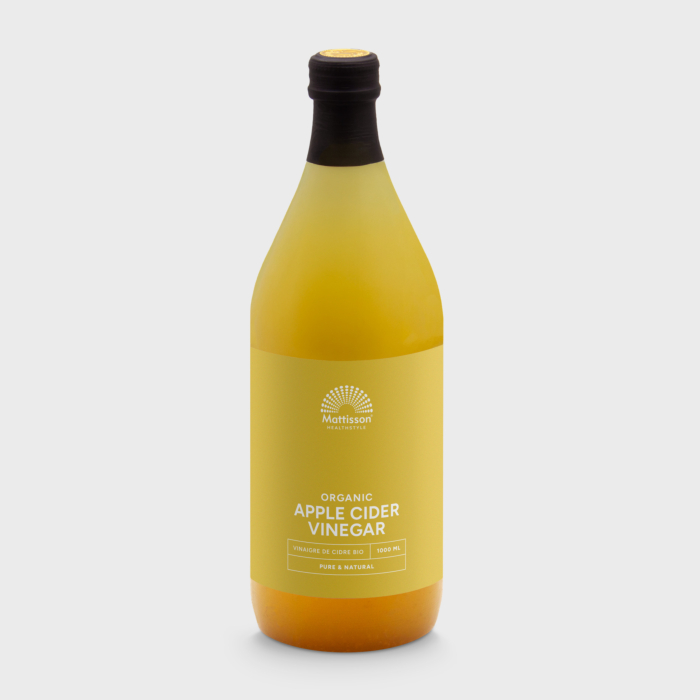 Mattisson Organic Apple Cider Vinegar Pure is een 100% biologische appelciderazijn, zorgvuldig gefermenteerd uit rijpe, biologische appels. Deze pure azijn heeft een frisse, karakteristieke smaak en wordt zonder toevoegingen geproduceerd. Geen filtering, geen onnodige bewerking – gewoon appel en tijd | 1000ml