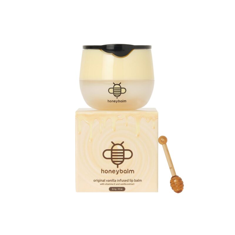 De lippenbalsems van Honeybalm zijn rijke, voedende verzorgers voor je lippen. Ze zijn samengesteld met bijenwas, propolis en vitamine E om intens te hydrateren, te verzachten en een beschermende barrière te vormen. Iedere variant heeft zijn eigen natuurlijke smaakbeleving, van zoet en fruitig tot kruidig en klassiek. De balsem brengt transparant aan, voelt zacht aan en houdt je lippen de hele dag soepel en verzorgd.