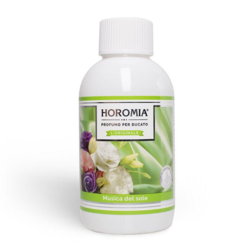 De Horomia Natuurlijke Wasparfum 250ml zijn luxe geurboosters voor je was, speciaal ontwikkeld om je kleding, beddengoed en stoffen een frisse, lichte en aangename geur te geven. De fijne nevel verspreidt een subtiele geur die helpt onaangename geurtjes te neutraliseren en je was een langdurige, verfrissende aroma‑ervaring te geven. Perfect voor dagelijks gebruik in de wasmachine of op handwas voor een extra geurige touch.
