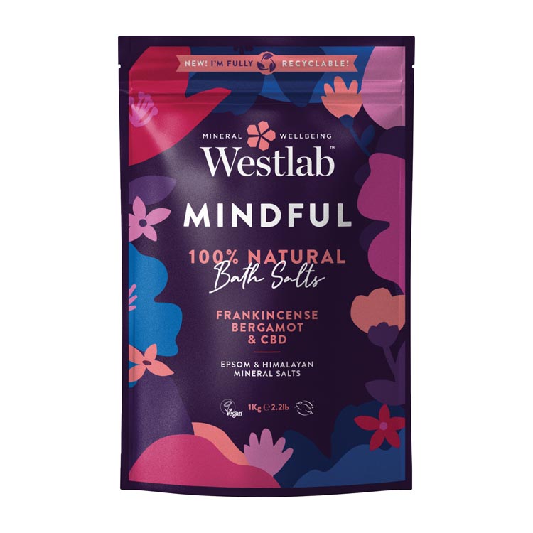 Voor momenten waarop je lichaam en geest tot rust moeten komen, is Westlab Badzout Alchemie Mindful 1000 gram de ideale keuze. Dit pure Epsom zout bad helpt je ontspannen, bewust te vertragen en je volledig te richten op het hier en nu. Perfect voor een mindful badritueel na een drukke dag of als onderdeel van een bewuste wellnessroutine.
