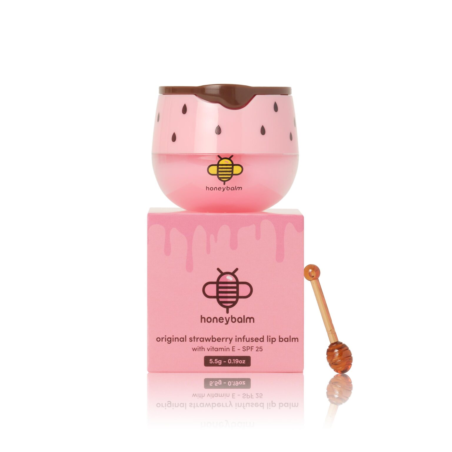 De lippenbalsems van Honeybalm SPF25 zijn rijke, voedende verzorgers die je lippen beschermen tegen de zon. Ze combineren bijenwas, propolis en vitamine E met een SPF25-filter voor extra bescherming tegen UV-straling. Iedere variant heeft zijn eigen natuurlijke smaakbeleving, van zoet en fruitig tot tropisch en klassiek. De balsem brengt transparant aan, voelt zacht aan en houdt je lippen de hele dag soepel, verzorgd en beschermd.