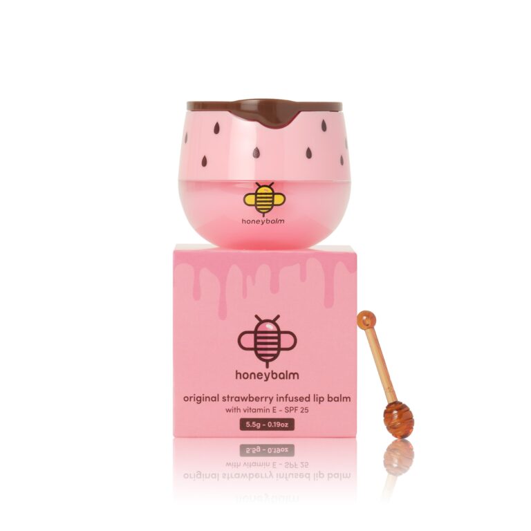 De lippenbalsems van Honeybalm SPF25 zijn rijke, voedende verzorgers die je lippen beschermen tegen de zon. Ze combineren bijenwas, propolis en vitamine E met een SPF25-filter voor extra bescherming tegen UV-straling. Iedere variant heeft zijn eigen natuurlijke smaakbeleving, van zoet en fruitig tot tropisch en klassiek. De balsem brengt transparant aan, voelt zacht aan en houdt je lippen de hele dag soepel, verzorgd en beschermd.