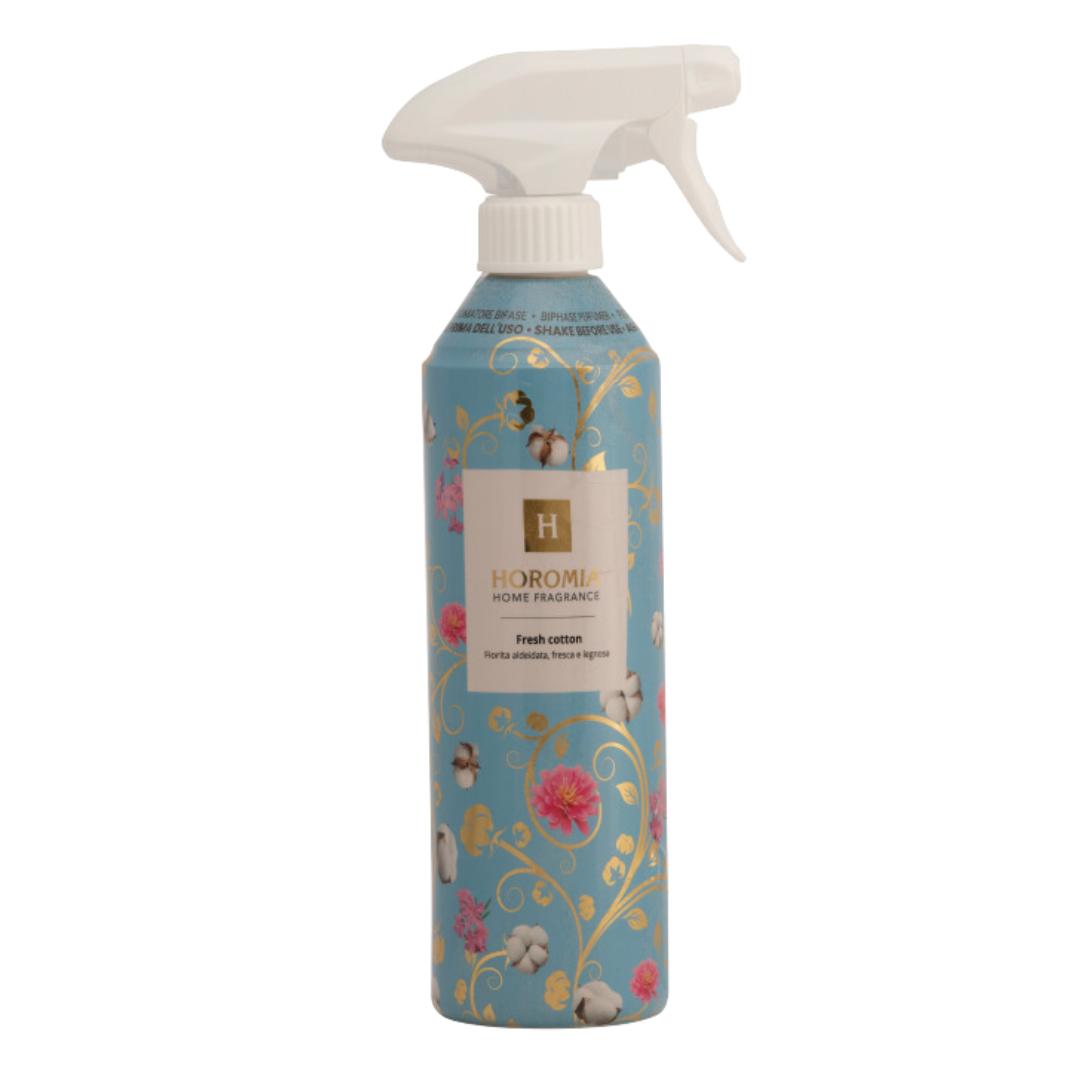 De Horomia Natuurlijke Roomspray Fresh Cotton 500 ML zijn luxe interieurverfrisser, speciaal ontwikkeld om je huis een frisse, lichte en aangename sfeer te geven. De fijne nevel verspreidt een subtiele geur die helpt onaangename geurtjes te neutraliseren en een elegante ambiance te creëren. Perfect voor gebruik in de woonkamer, slaapkamer of hal voor een moment van verfrissing en rust.