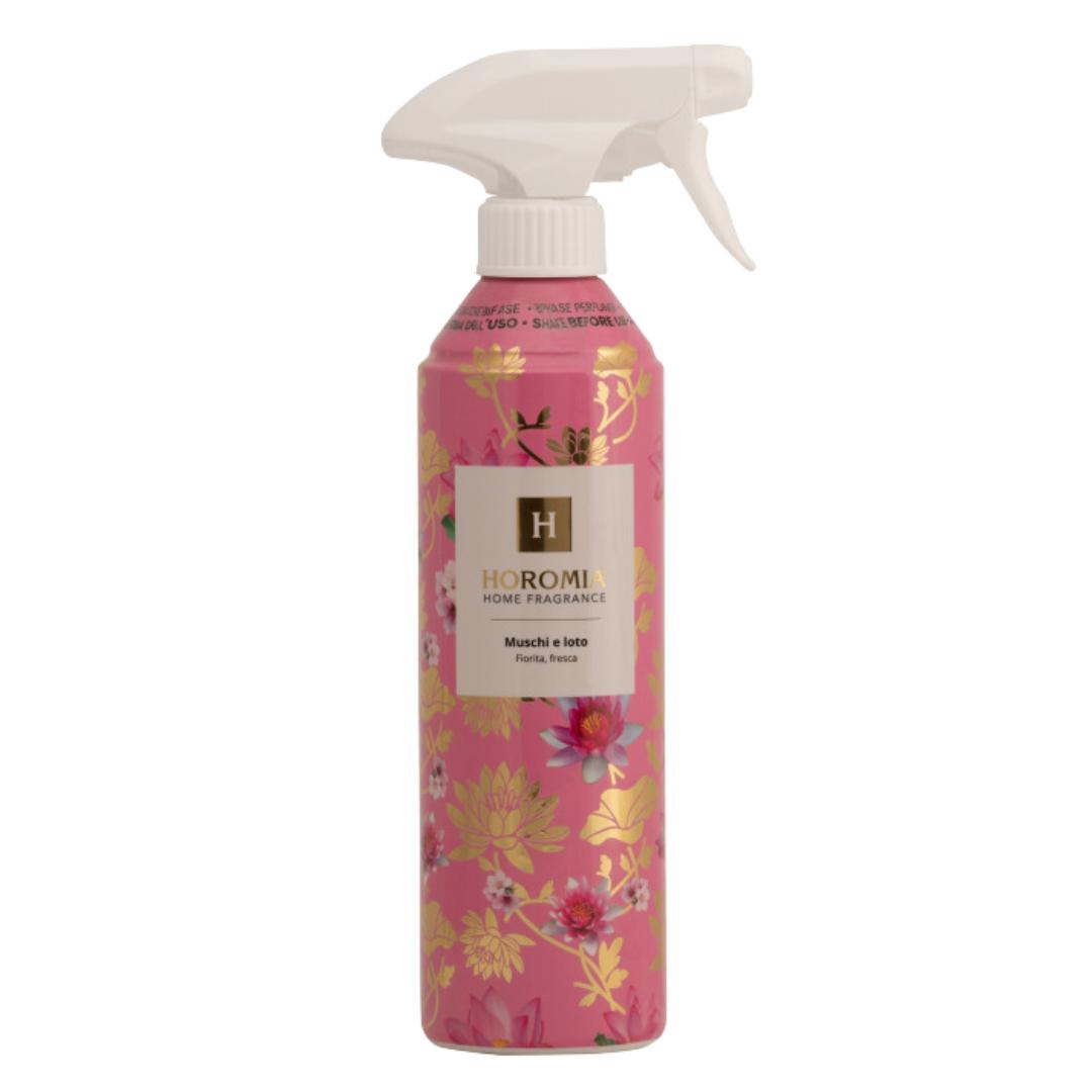 De Horomia Natuurlijke Roomspray Muschi e Loto 500 ML zijn luxe interieurverfrisser, speciaal ontwikkeld om je huis een frisse, lichte en aangename sfeer te geven. De fijne nevel verspreidt een subtiele geur die helpt onaangename geurtjes te neutraliseren en een elegante ambiance te creëren. Perfect voor gebruik in de woonkamer, slaapkamer of hal voor een moment van verfrissing en rust.