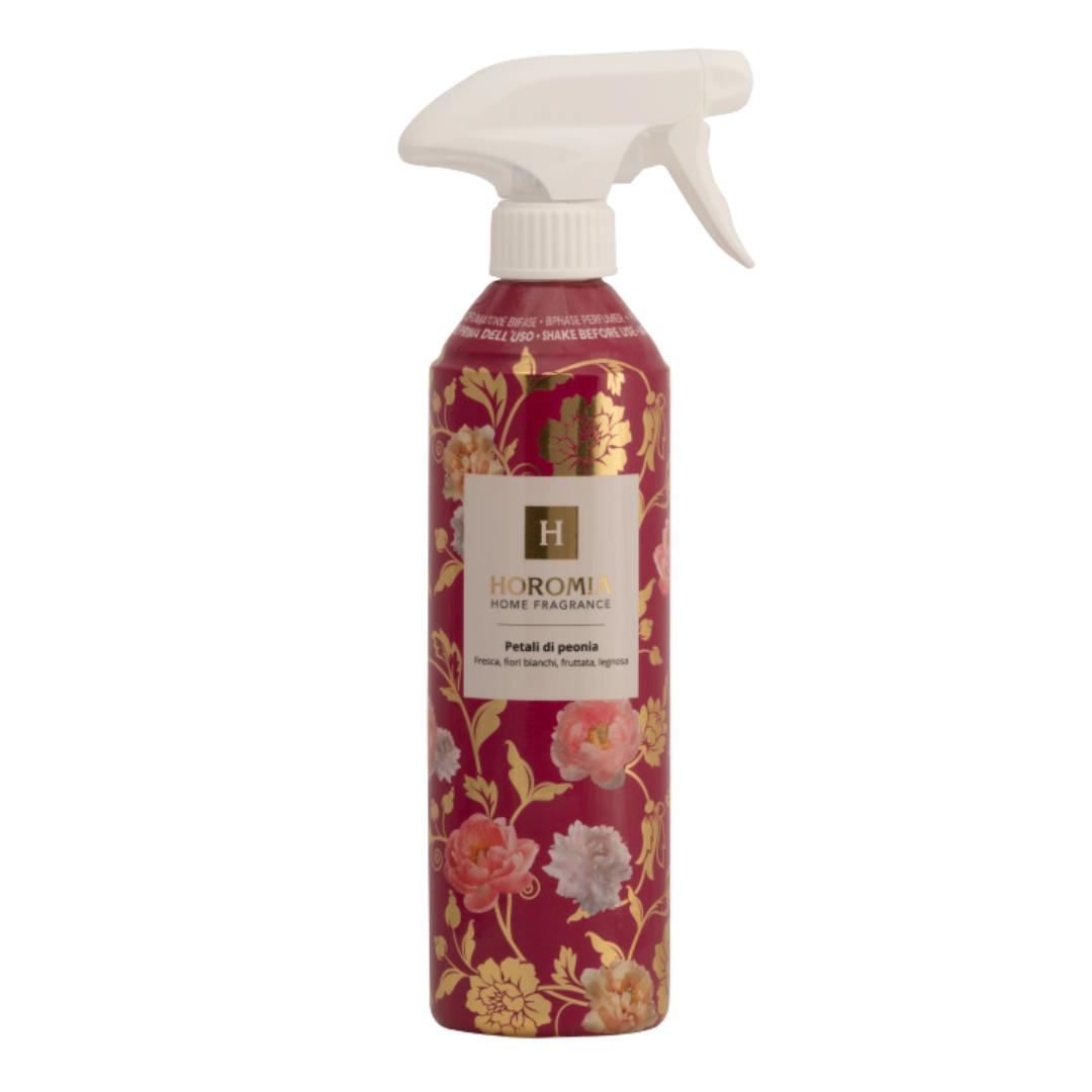 De Horomia Natuurlijke Roomspray Petali de Peonia 500 ML zijn luxe interieurverfrisser, speciaal ontwikkeld om je huis een frisse, lichte en aangename sfeer te geven. De fijne nevel verspreidt een subtiele geur die helpt onaangename geurtjes te neutraliseren en een elegante ambiance te creëren. Perfect voor gebruik in de woonkamer, slaapkamer of hal voor een moment van verfrissing en rust.