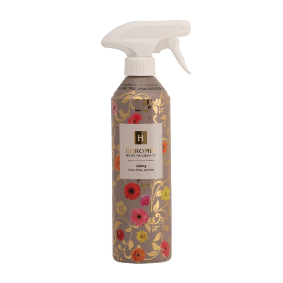 De Horomia Natuurlijke Roomspray Liberty 500 ML zijn luxe interieurverfrisser, speciaal ontwikkeld om je huis een frisse, lichte en aangename sfeer te geven. De fijne nevel verspreidt een subtiele geur die helpt onaangename geurtjes te neutraliseren en een elegante ambiance te creëren. Perfect voor gebruik in de woonkamer, slaapkamer of hal voor een moment van verfrissing en rust.