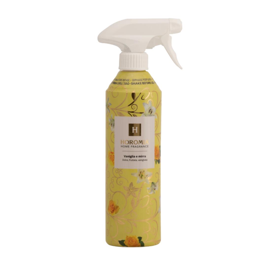 De Horomia Natuurlijke Roomspray Vaniglia e Mirra 500 ML zijn luxe interieurverfrisser, speciaal ontwikkeld om je huis een frisse, lichte en aangename sfeer te geven. De fijne nevel verspreidt een subtiele geur die helpt onaangename geurtjes te neutraliseren en een elegante ambiance te creëren. Perfect voor gebruik in de woonkamer, slaapkamer of hal voor een moment van verfrissing en rust.