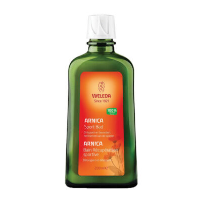 De Weleda Sport Bad Arnica 200 ml is een verfrissend en herstellend badproduct dat speciaal is ontwikkeld voor sporters en actieve mensen. De natuurlijke arnicaplant ondersteunt de spieren en helpt spanning en vermoeidheid te verminderen, terwijl de zachte badmelk de huid verzorgt en hydrateert. Perfect voor gebruik na inspanning of voor een moment van herstel.