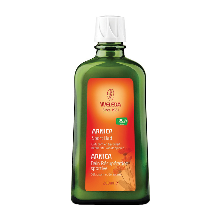 De Weleda Sport Bad Arnica 200 ml is een verfrissend en herstellend badproduct dat speciaal is ontwikkeld voor sporters en actieve mensen. De natuurlijke arnicaplant ondersteunt de spieren en helpt spanning en vermoeidheid te verminderen, terwijl de zachte badmelk de huid verzorgt en hydrateert. Perfect voor gebruik na inspanning of voor een moment van herstel.