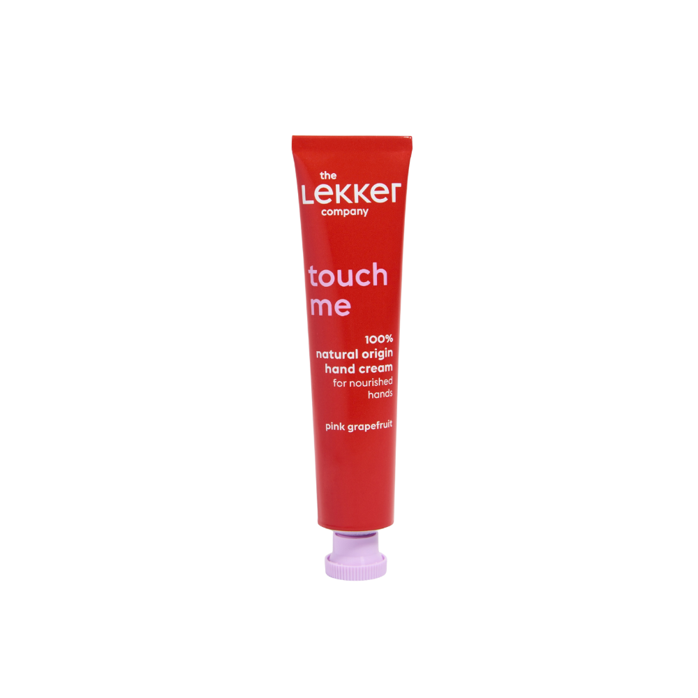 De The Lekker Company Handcrème Touch Me combineert verzorgende ingrediënten in een compacte, duurzame tube. Perfect om je handen dagelijks te hydrateren en te beschermen, terwijl je kiest voor natuurlijke formules en minder afval.