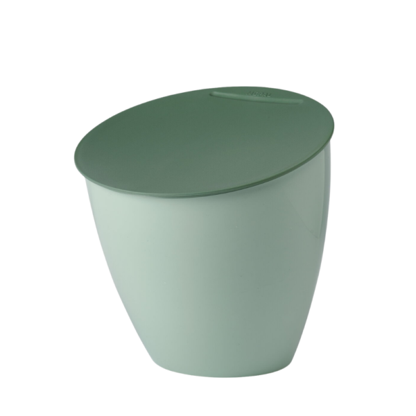 Het Afvalbakje Calypso van Mepal is een compact, stijlvol en praktisch afvalbakje voor in huis of op kantoor. Dankzij het robuuste en lichtgewicht ontwerp is het eenvoudig te plaatsen en te verplaatsen, terwijl het een nette en georganiseerde uitstraling geeft. Verkrijgbaar in 2 moderne kleuren: Nordic Black en Nordic Sage