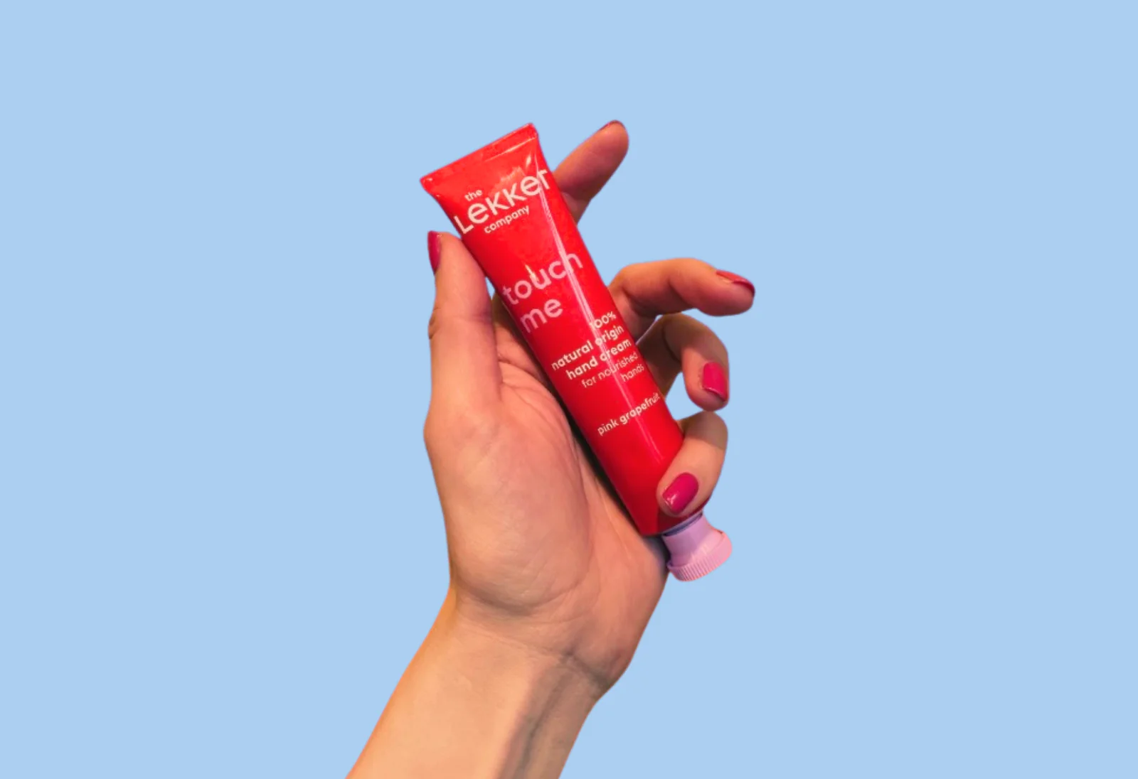 De The Lekker Company Handcrème Touch Me combineert verzorgende ingrediënten in een compacte, duurzame tube. Perfect om je handen dagelijks te hydrateren en te beschermen, terwijl je kiest voor natuurlijke formules en minder afval.