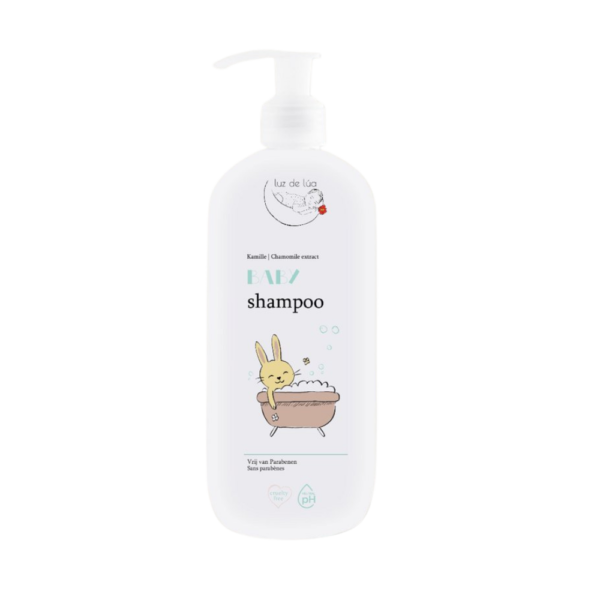 De Luz de Lúa Baby Shampoo Camomila is een extra milde shampoo die speciaal is ontwikkeld voor het gevoelige haar en de hoofdhuid van baby's. De zachte formule met kamille reinigt het haar voorzichtig en helpt de hoofdhuid te kalmeren en te verzorgen. De shampoo prikt niet in de ogen en zorgt voor zacht, schoon en fris haar. Ideaal voor dagelijks gebruik.