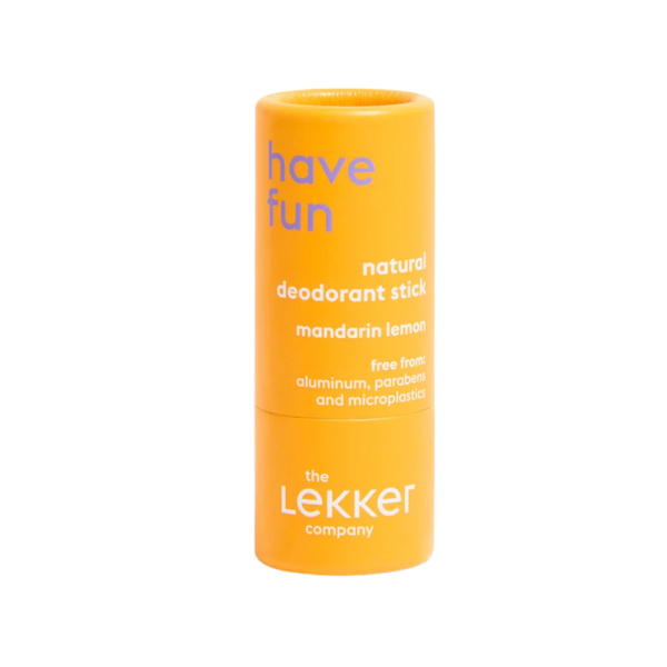 De The Lekker Company Travel Deo Stick Have Fun – Mandarijn & Limoen is een compacte, natuurlijke deodorant met een frisse en fruitige geur. Ideaal voor onderweg, op reis of in je sporttas. Dankzij het handige reisformaat neem je deze deodorant overal gemakkelijk mee naartoe.Deze deodorant werkt samen met je lichaam en beschermt op natuurlijke wijze tegen ongewenste geurtjes. De vrolijke geur van mandarijn en limoen zorgt voor een energieke start van je dag, terwijl de zachte formule geschikt is voor dagelijks gebruik.