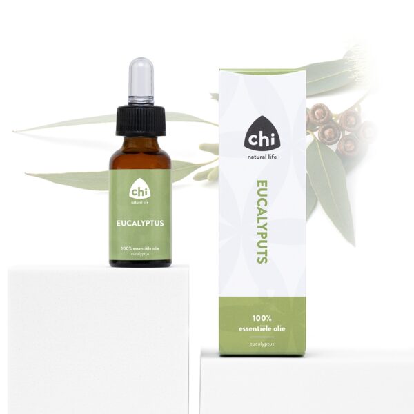 Verfris de luchtwegen en zuiver de ruimte met Chi Etherische Olie Eucalyptus 20 ml. Deze 100% natuurlijke etherische olie heeft een krachtige, frisse geur en staat bekend om haar verhelderende en verfrissende werking. Ideaal voor aromatherapie, inhalatie of in een diffuser voor een schone en frisse omgeving.