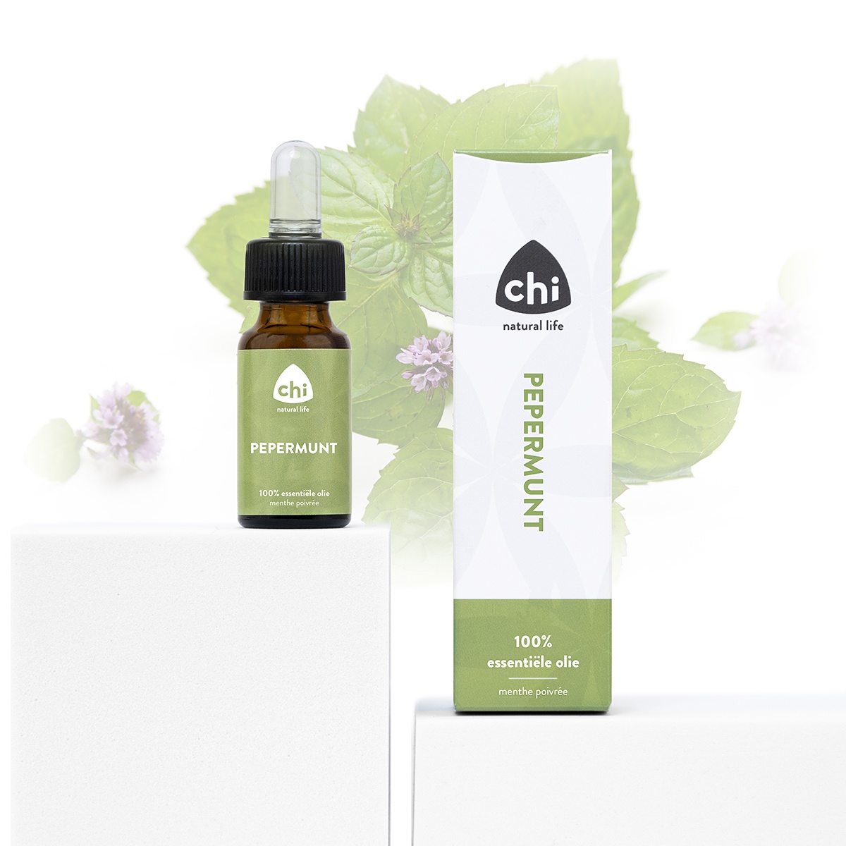 Verfris lichaam en geest met Chi Etherische Olie Pepermunt 10 ml. Deze 100% natuurlijke etherische olie heeft een krachtige, frisse geur en staat bekend om haar verkwikkende en verkoelende werking. Ideaal voor aromatherapie, massage of in een diffuser voor extra focus en energie.