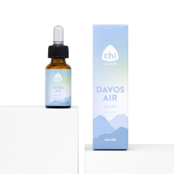Adem vrijer met Chi Davos Air Kuurolie 10 ml. Deze krachtige mix van 100% natuurlijke etherische oliën helpt de lucht te zuiveren en ondersteunt de luchtwegen. De frisse geur van den, eucalyptus en munt zorgt voor een verkwikkende en zuivere omgeving in huis of op het werk.
