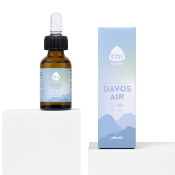 Adem vrijer met Chi Davos Air Kuurolie 30 ml. Deze krachtige mix van 100% natuurlijke etherische oliën helpt de lucht te zuiveren en ondersteunt de luchtwegen. De frisse geur van den, eucalyptus en munt zorgt voor een verkwikkende en zuivere omgeving in huis of op het werk.