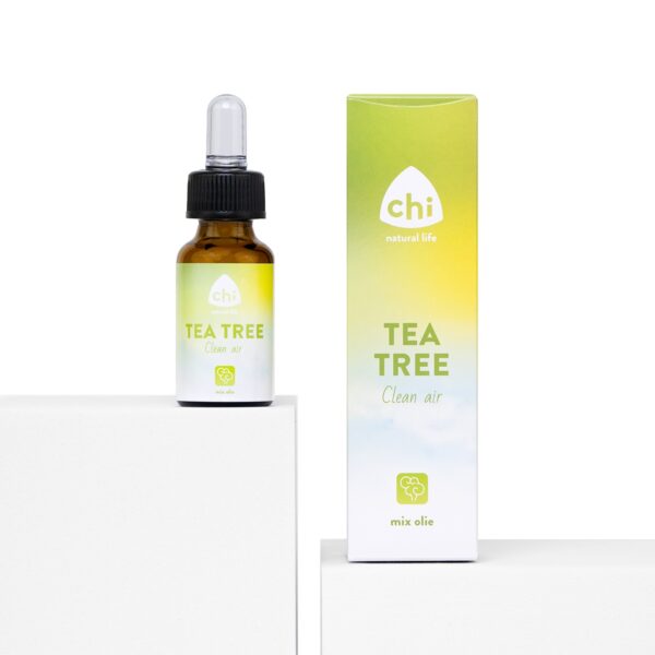 Verfris en zuiver de lucht met Chi Tea Tree Olie Clean Air 10 ml. Deze 100% natuurlijke etherische oliemix combineert biologische tea tree met frisse essentiële oliën zoals citroen, ravintsara en eucalyptus. Ideaal voor het zuiveren van de lucht, het ondersteunen van de luchtwegen en het creëren van een frisse, schone omgeving in huis of op kantoor.