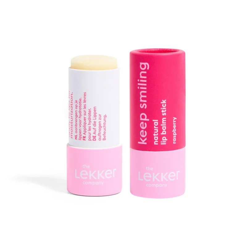 De The Lekker Company Lipstick Balm Raspberry Lemonade – 7 gram is een voedende lippenbalsem in een vrolijke, fruitige tint. Perfect voor onderweg of dagelijks gebruik, met een natuurlijke glans en een subtiele smaak van framboos en limonade.Deze lippenbalsem beschermt en hydrateert je lippen op een zachte, natuurlijke manier. Dankzij de natuurlijke ingrediënten blijven je lippen soepel, zacht en gezond aanvoelen, terwijl je geniet van een lichte kleur en frisse fruitige geur.