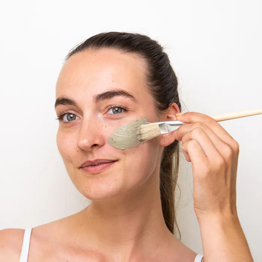 Reinig en verzorg je huid op natuurlijke wijze met Chi Vertargil Groene Klei Pasta 100 ml. Deze kant-en-klare groene klei staat bekend om haar krachtige zuiverende werking en helpt onzuiverheden, overtollig talg en vuil uit de huid te verwijderen. Ideaal als gezichtsmasker of voor lokale huidverzorging bij een vette of onzuivere huid.