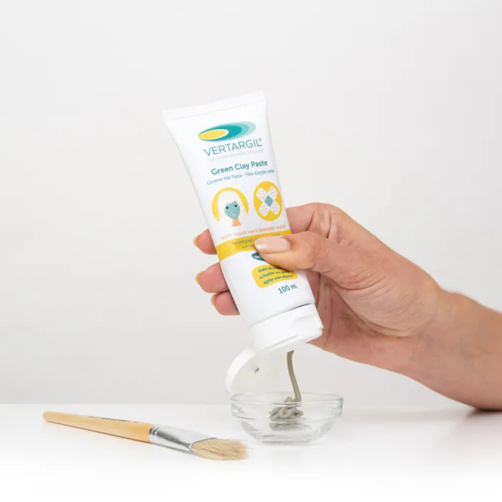 Reinig en verzorg je huid op natuurlijke wijze met Chi Vertargil Groene Klei Pasta 100 ml. Deze kant-en-klare groene klei staat bekend om haar krachtige zuiverende werking en helpt onzuiverheden, overtollig talg en vuil uit de huid te verwijderen. Ideaal als gezichtsmasker of voor lokale huidverzorging bij een vette of onzuivere huid.