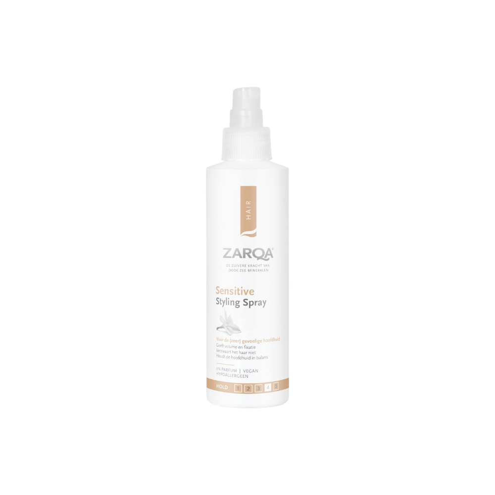 Deze milde styling spray is speciaal ontwikkeld voor de gevoelige hoofdhuid en geeft het haar natuurlijke fixatie zonder het te verzwaren. De ZARQA Haarstyling Spray Sensitive (200 ml) zorgt voor volume, glans en stevigheid, terwijl het haar soepel en natuurlijk in model blijft. Dankzij Dode Zee mineralen en verzorgende ingrediënten wordt de hoofdhuid in balans gehouden en voelt het haar gezond en sterk aan.