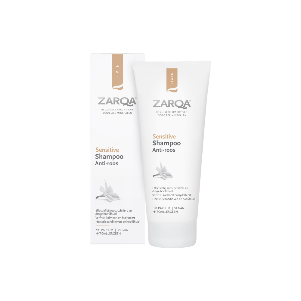 Deze effectieve anti-roos shampoo is speciaal ontwikkeld voor de gevoelige hoofdhuid en helpt roos, schilfers en jeuk zichtbaar te verminderen. De ZARQA Shampoo Anti-Roos (200 ml) bevat piroctone olamine, een werkzame stof die roos bestrijdt bij de bron, terwijl menthol de hoofdhuid direct verfrist en kalmeert. Dankzij de milde, parfumvrije formule wordt de hoofdhuid gereinigd zonder uit te drogen en komt deze weer in balans.