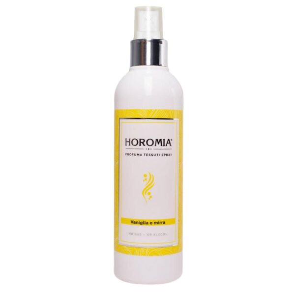 De fijne nevel neutraliseert ongewenste geurtjes en geeft stoffen een schone, frisse en elegante geurbeleving zonder te overheersen. De Horomia Textielspray (250 ml) is een luxe textielspray die speciaal ontwikkeld is om kleding, gordijnen, banken, beddengoed en andere stoffen direct op te frissen met een langdurige, verfijnde geur. Perfect voor dagelijks gebruik in huis, op kleding of textiel dat nét die extra luxe geurboost kan gebruiken.