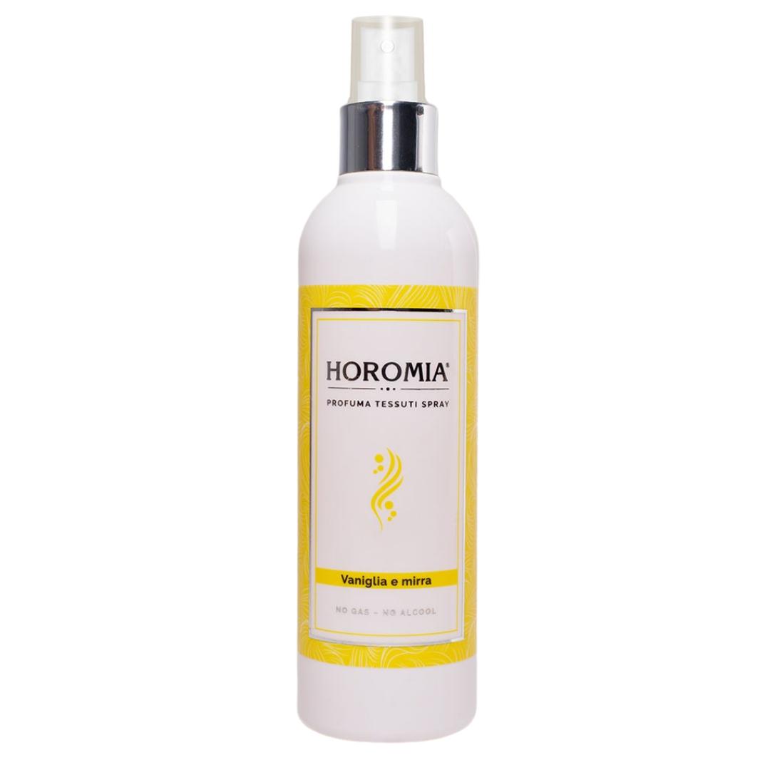 De fijne nevel neutraliseert ongewenste geurtjes en geeft stoffen een schone, frisse en elegante geurbeleving zonder te overheersen. De Horomia Textielspray (250 ml) is een luxe textielspray die speciaal ontwikkeld is om kleding, gordijnen, banken, beddengoed en andere stoffen direct op te frissen met een langdurige, verfijnde geur. Perfect voor dagelijks gebruik in huis, op kleding of textiel dat nét die extra luxe geurboost kan gebruiken.