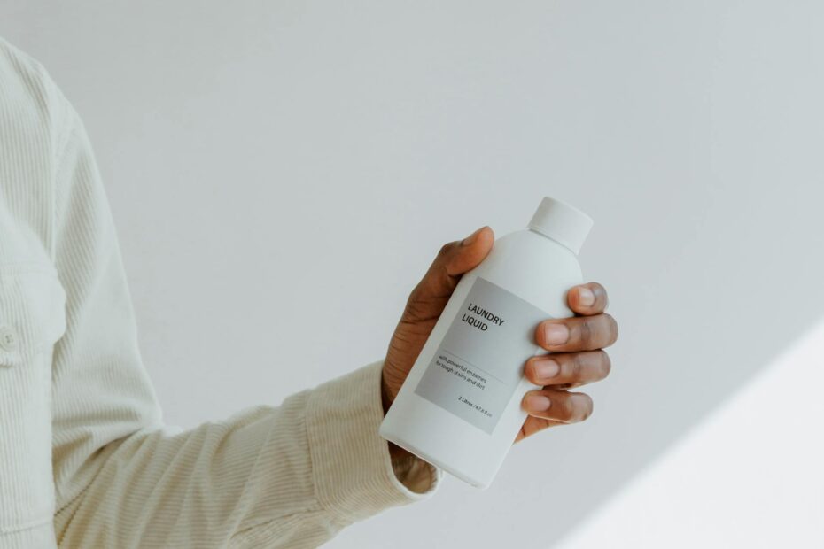 Stel je voor: je trekt een trui uit de kast die je weken geleden hebt gewassen… en hij ruikt nog steeds alsof hij net uit de wasmachine komt. Geen toeval, geen marketingtruc — maar pure chemie. Wasparfum speelt in op een fascinerend fenomeen: geur die zich vastzet in textiel en langzaam weer vrijkomt.